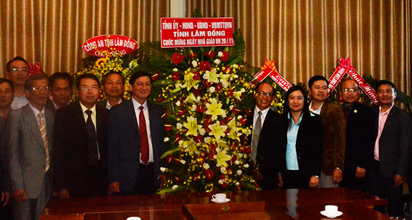 Đồng chí Trần Đức Quận - Phó Bí thư Thường trực Tỉnh ủy, Chủ tịch HĐND tỉnh tặng lẵng hoa chúc mừng tập thể CB, GV, CNV Trường Cao đẳng Nghề Đà Lạt