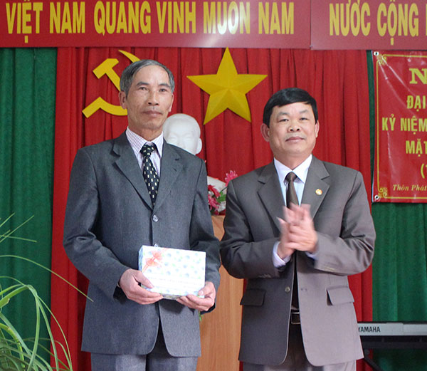 Đồng chí Đặng Thế Hải - Phó Bí thư Thường trực Thành ủy Đà Lạt tặng quà cho thôn Phát Chi - xã Trạm Hành. Ảnh: Nguyệt Thu