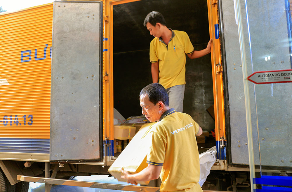 Nhân viên Bưu điện Lâm Đồng tiếp nhận và thực hiện phát bưu gửi. Ảnh: T.Trang