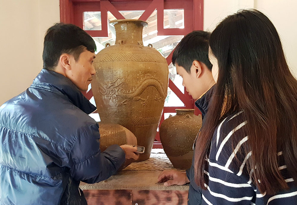 Khám phá gốm cổ trong Làng Cù Lần