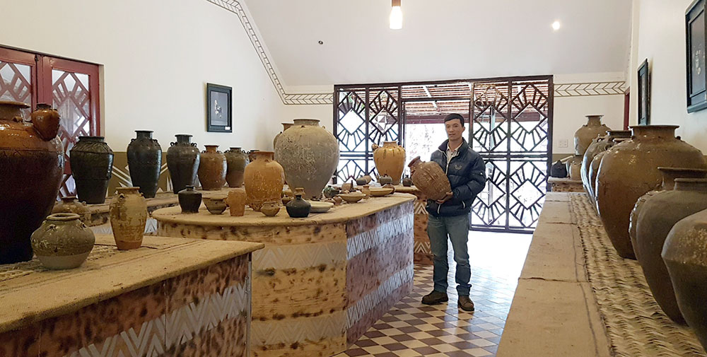 Không gian gốm cổ trong KDL Làng Cù Lần. Ảnh: T. Vân