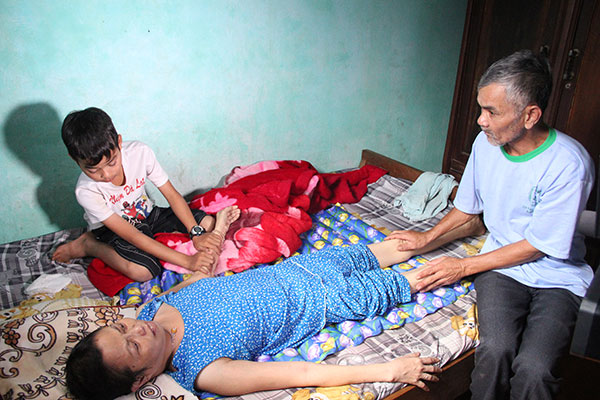Vợ ung thư, mẹ già liệt hai chân