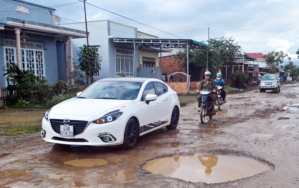 Lâm Hà: Đường 725 qua xã Tân Văn bị hư hỏng nặng
