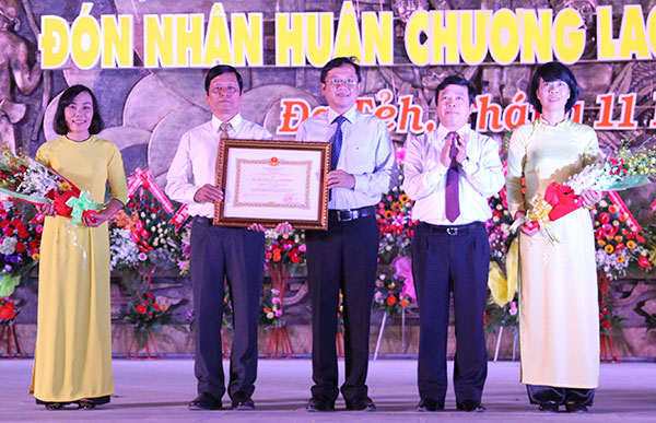 Ðạ Tẻh đón nhận Huân chương Lao động hạng Nhì