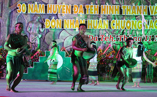 Biểu diễn văn nghệ chào mừng huyện Đạ Tẻh 30 năm hình thành và phát triển
