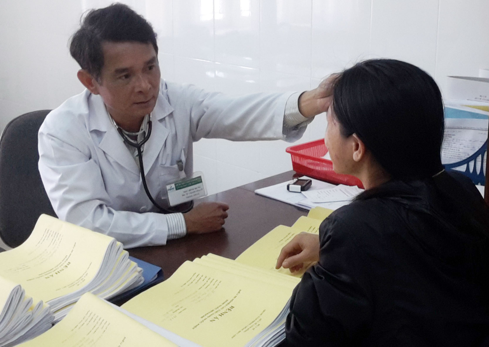 Bác sĩ phụ trách Cơ sở điều trị thay thế bằng Methadone khám và dò liều cho bệnh nhân. Ảnh: D. Hiền
