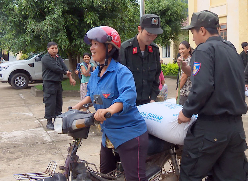Công an tỉnh tặng gạo cho 141 hộ đồng bào dân tộc thiểu số nghèo