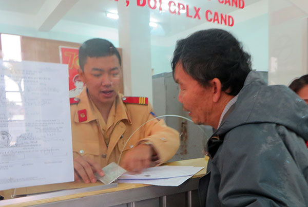 Tích cực hỗ trợ người dân sang tên đổi chủ xe gắn máy