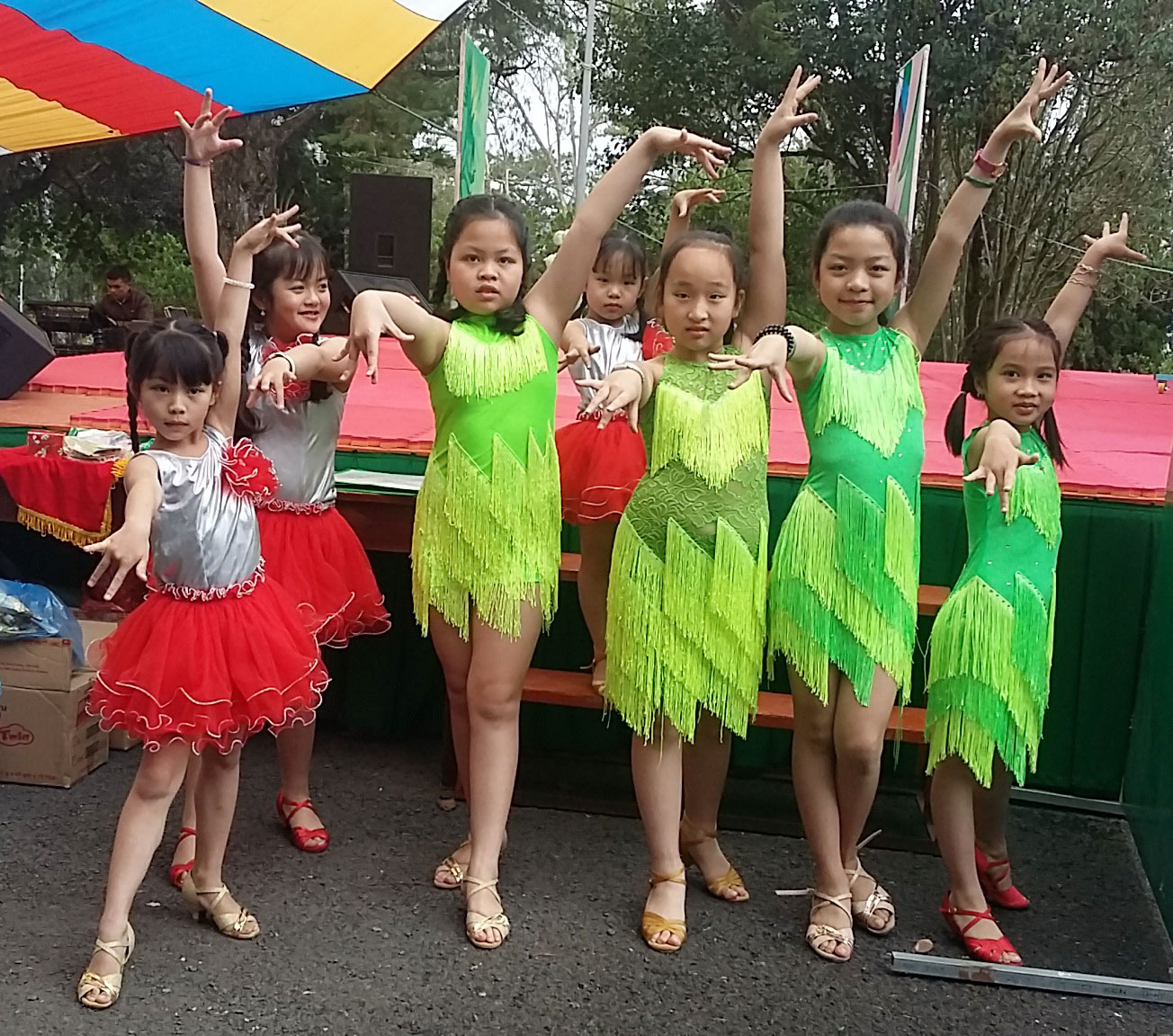 Nâng bước cùng những vũ công nhí