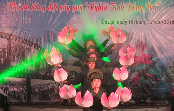 Tổ chức chương trình văn nghệ "Nghĩa tình đồng đội"