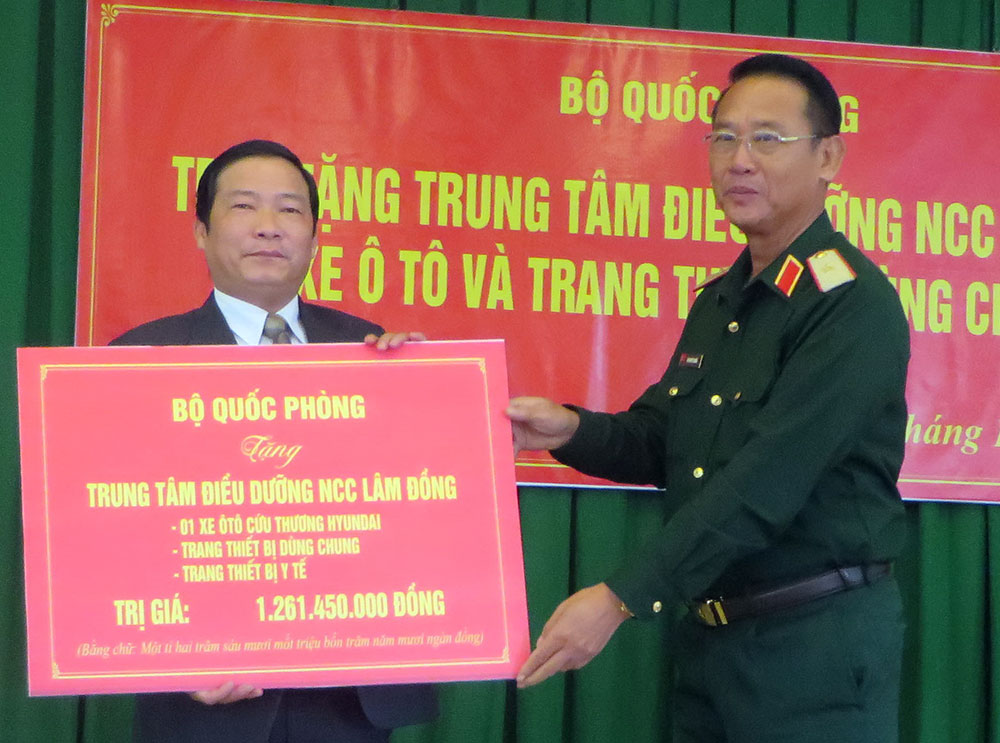 Trao tặng trang thiết bị dùng chung cho Trung tâm Điều dưỡng người có công