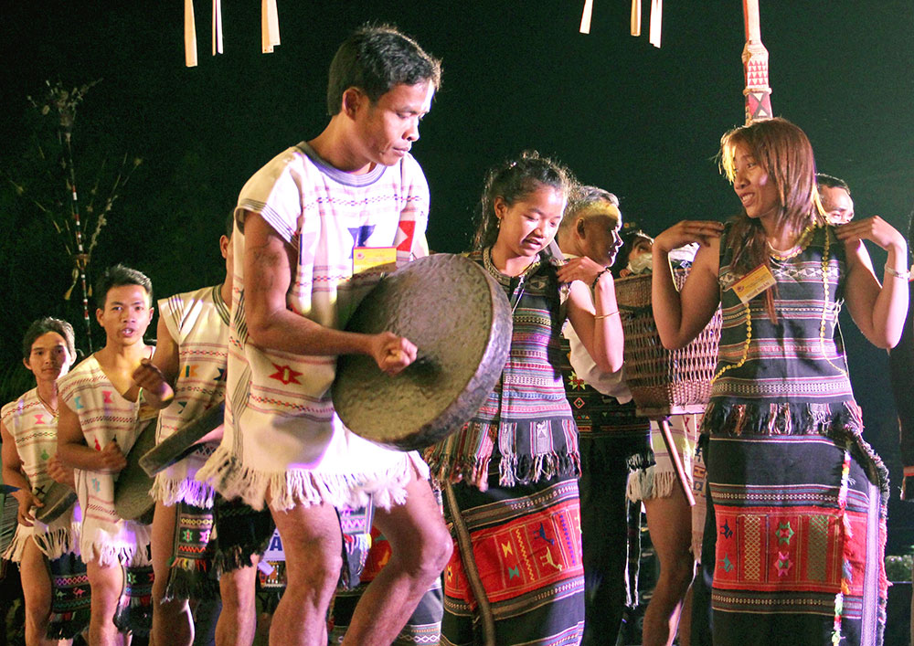Buôn làng vào hội