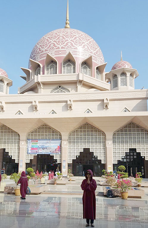 TPTM Putrajaya của Malaysia được xem là công trình đô thị thông minh tiêu biểu theo mô hình Greenfield. Trong ảnh: Thánh đường Hồi giáo Putra là điểm nhấn kiến trúc đặc sắc của Putrajaya, được xây dựng bằng đá granite có sắc hồng, là điểm đến du lịch. Ảnh: Nhật Quân