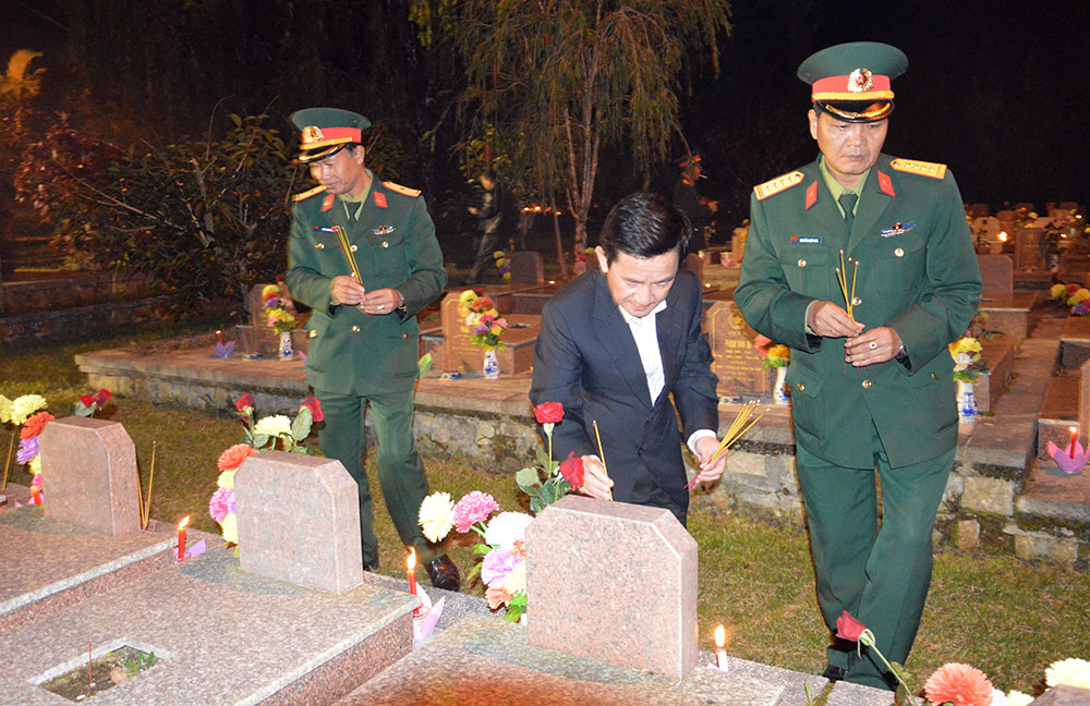 Những nén hương thành kính được dâng lên vong linh của các anh hùng liệt sĩ