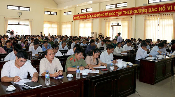 Ngoài đội ngũ cán bộ chủ chốt, Huyện ủy Cát Tiên mời tất cả các đảng viên giữ chức vụ cùng dự Hội nghị quán triệt NQTW4 tại đầu cầu Cát Tiên. Ảnh: Văn Tòa