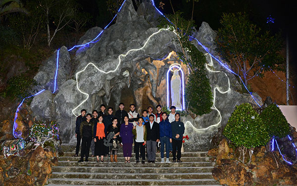 Đối với người ngoại đạo họ cũng muốn có được tấm ảnh lưu niệm cho đêm Giáng sinh