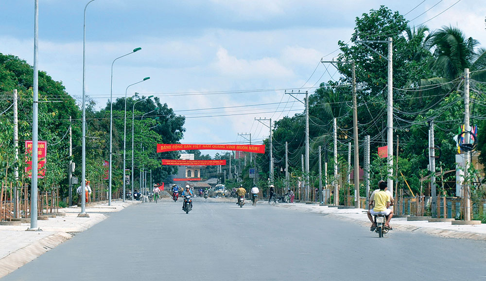 Đường vào trung tâm huyện Cát Tiên hôm nay. Ảnh: Bùi Trưởng