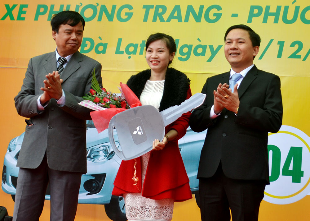 Trao xe ô tô thứ ba cho hành khách may mắn trúng thưởng