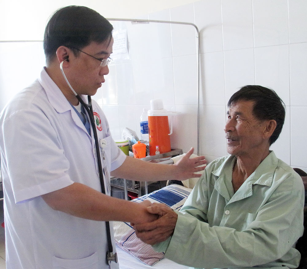 ThS-BS Nguyễn Hải Cường - Trưởng Đơn vị Tim mạch can thiệp BVĐK Lâm Đồng kiểm tra sức khỏe của bệnh nhân Võ Sơn (82 tuổi) sau khi can thiệp phẫu thuật đặt stent hôm 23/12/2016. Ảnh: D.Hiền