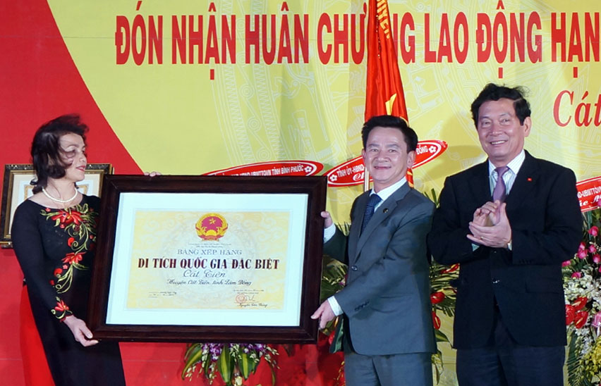 Đồng chí Huỳnh Vĩnh Ái, Thứ trưởng Bộ Văn hóa Thể thao và Du lịch trao bằng chứng nhận Di tích quốc gia đặc biệt cho UBND tỉnh Lâm Đồng đối với Khu di tích khảo cổ Cát Tiên