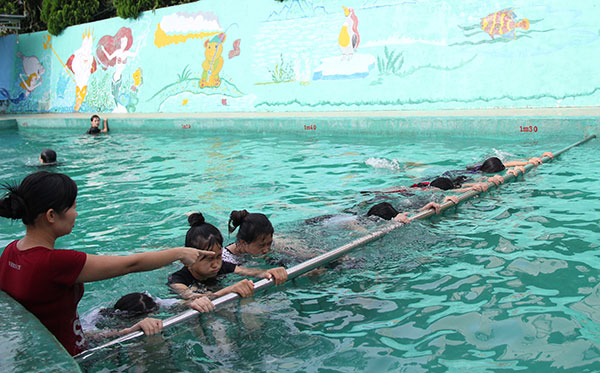 Cần dạy bơi cho học sinh