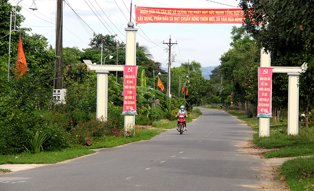 Đạt chuẩn nông thôn mới sau khi thoát nghèo