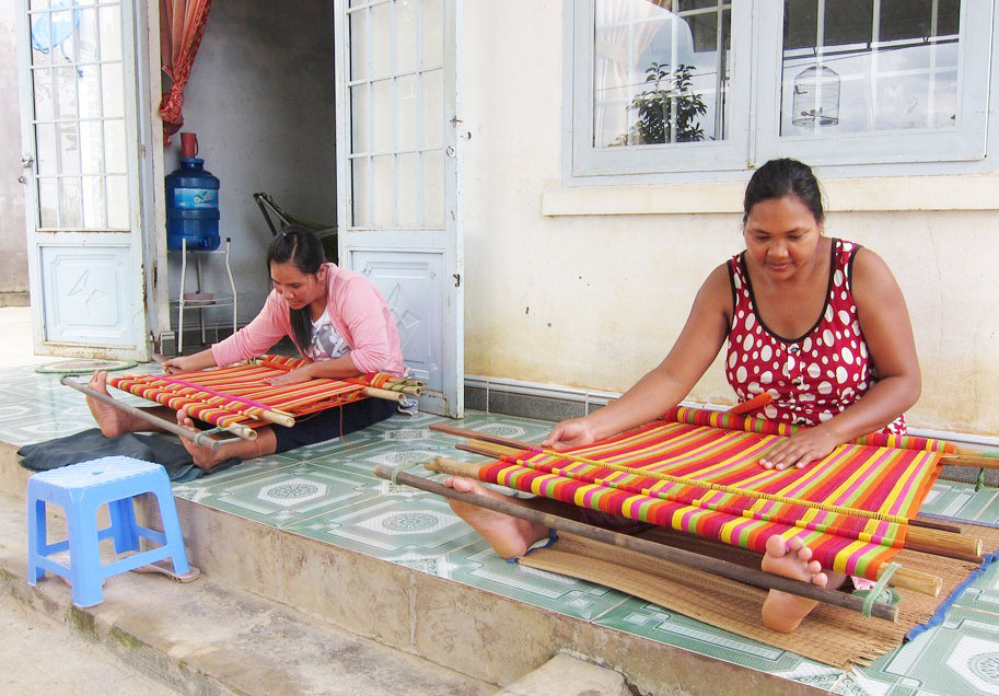 Gắn bó với nghề truyền thống