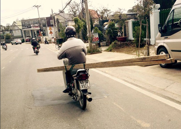 Đà Lạt: Xe máy chở hàng cồng kềnh gây mất an toàn giao thông