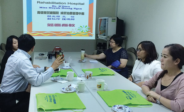 Bệnh viện Phục hồi chức năng Lâm Ðồng học tập mô hình điều trị và cai nghiện thuốc lá