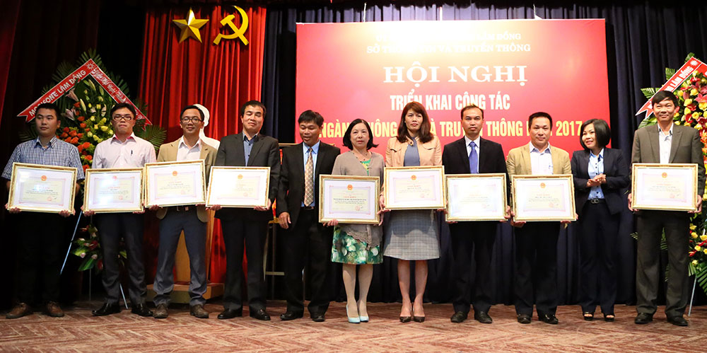 Các cá nhân có đóng góp trong lĩnh vực thông tin và truyền thông được Sở TT&TT tặng bằng khen.Ảnh: C.Thành 