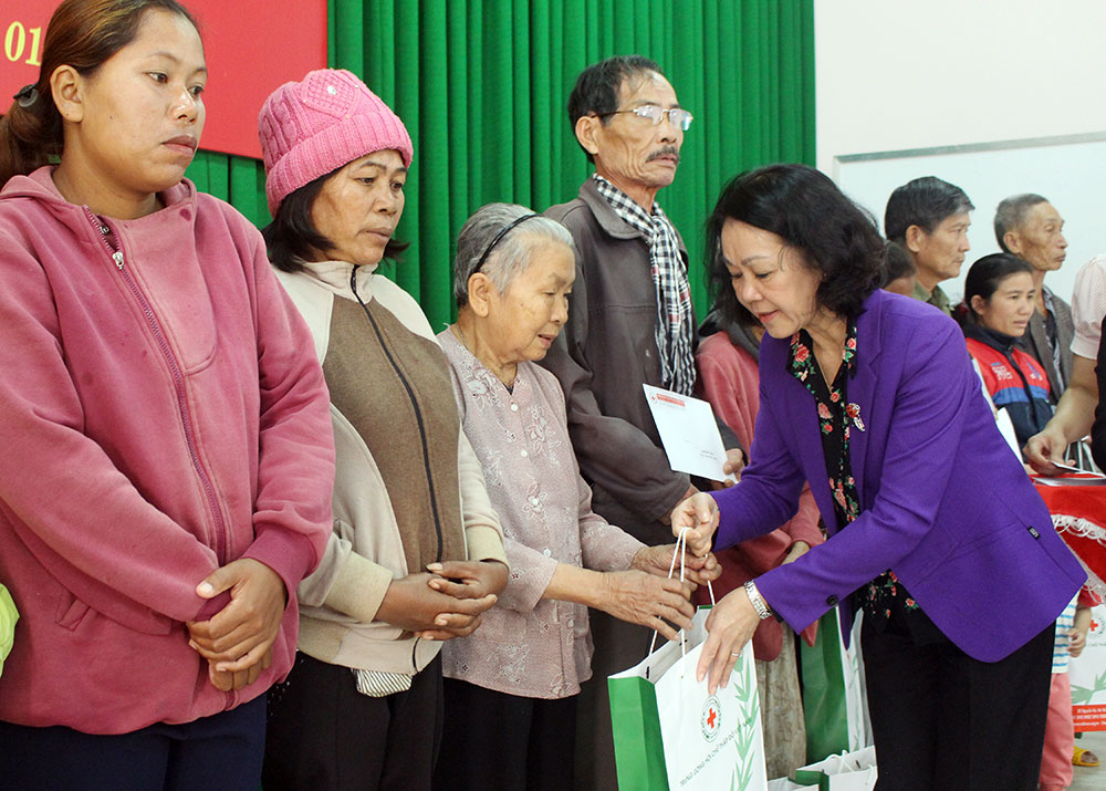 Trưởng Ban Dân vận Trung ương và Chủ tịch UBND tỉnh thăm, tặng quà các đối tượng chính sách