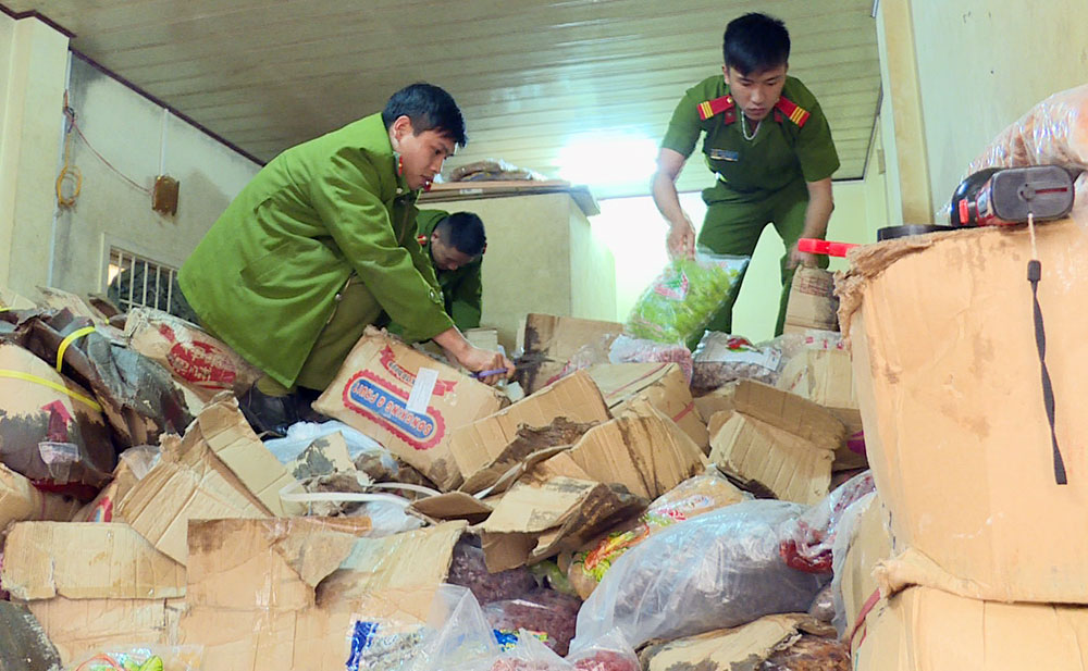 Thu giữ hơn 2 tấn mứt bẩn có xuất xứ từ Trung Quốc