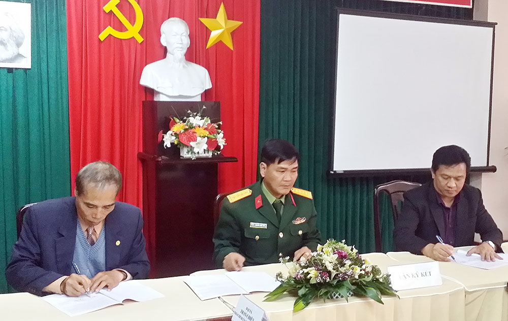 Các cơ quan ký kết chương trình phối hợp tuyên truyền. Ảnh: H.Hải
