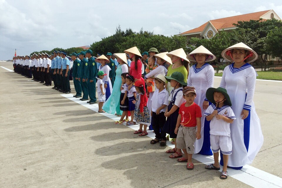 Cán bộ, chiến sỹ và người dân trên đảo chuẩn bị làm lễ chào cờ. Ảnh: D.Thương