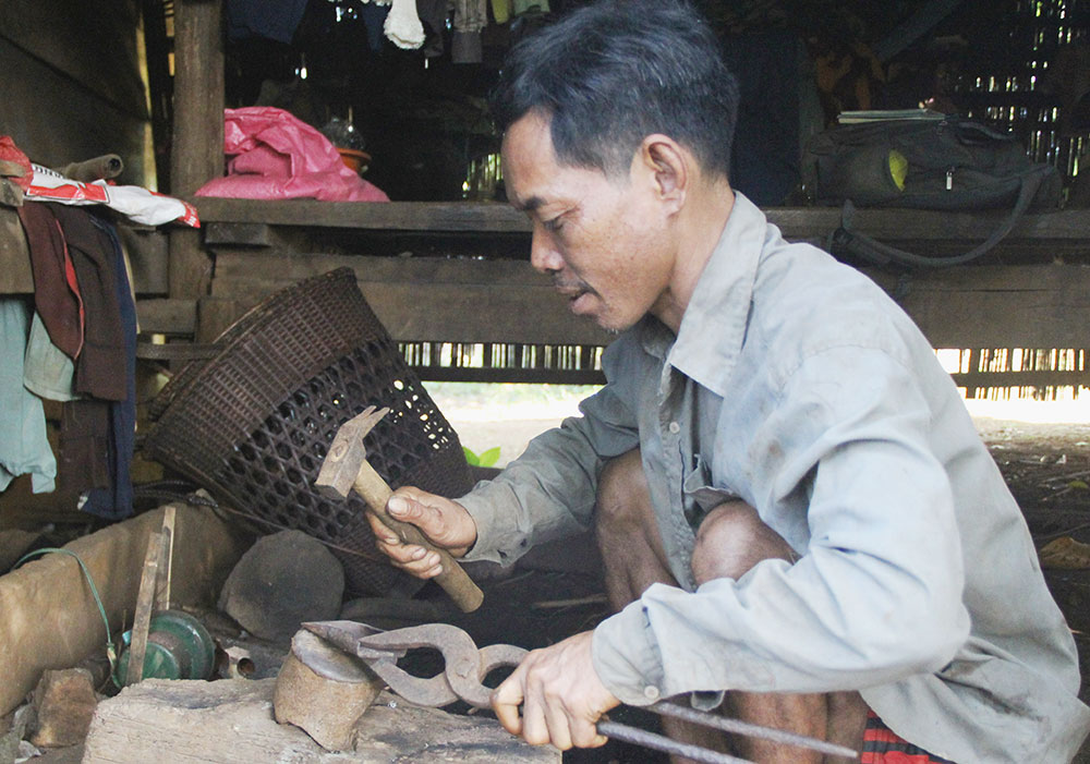 Đàn ông người Mạ phải biết nghề rèn