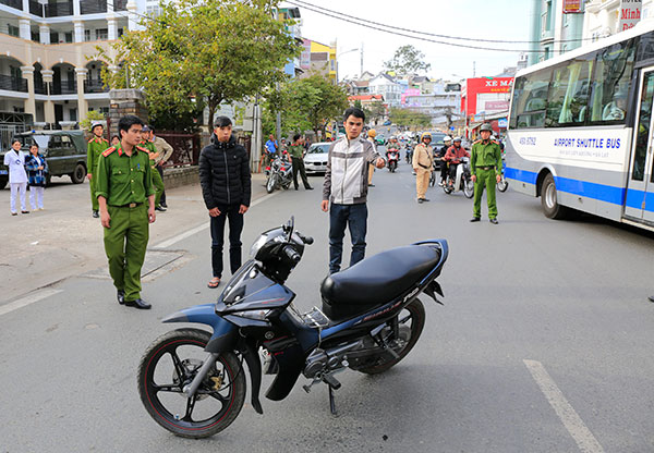 Hỗn chiến trong đêm, hai người nhập viện
