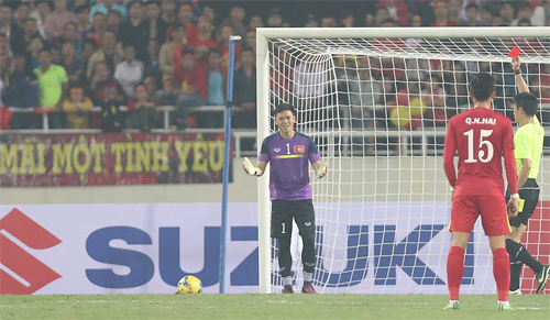Nguyên Mạnh bị treo giò hai trận và phạt tiền vì thẻ đỏ tại AFF Cup 2016