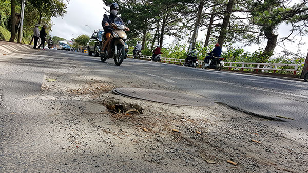 Đường Quang Trung nhiều đoạn đơn vị thi công tái lập đường sau thi công không như nguyên trạng ban đầu. Ảnh: C. Thành