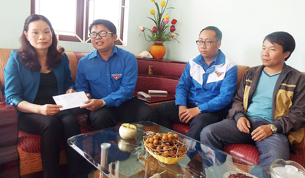 Tỉnh Đoàn tặng quà cho các gia đình và thân nhân của chiến sĩ đang làm nhiệm vụ ở Trường Sa