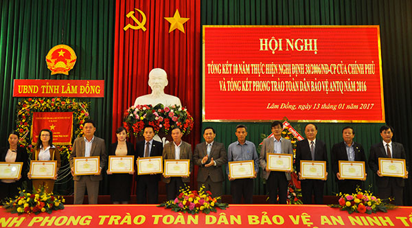 Đồng chí K’ Mark, Phó Chủ tịch HĐND tỉnh trao tặng bằng khen đến các tập thể có thành tích xuất sắc trong phong trào TDBVANTQ
