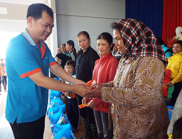 Ngày hội từ thiện "Ấm tình mùa Xuân"