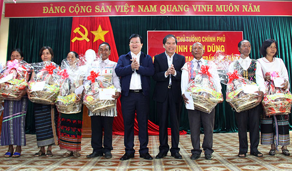 Phó Thủ tướng Trịnh Đình Dũng và đồng chí Nguyễn Xuân Tiến, Bí thư Tỉnh ủy Lâm Đồng trao quà Tết cho người có uy tín trong vùng đồng bào DTTS huyện Bảo Lâm