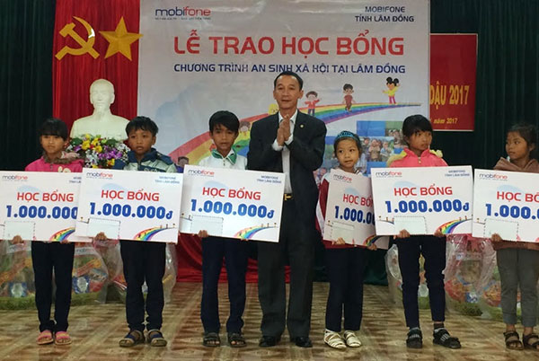Ban Tuyên giáo Tỉnh uỷ và Công ty Mobifone tặng học bổng và quà Tết cho người nghèo