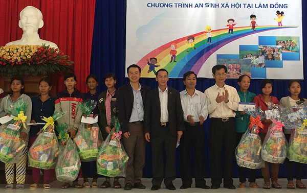  Tặng quà Tết cho bà con nghèo