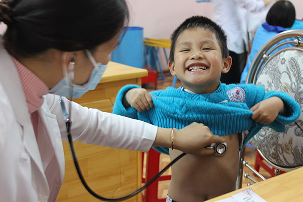Khám bệnh, phát thuốc miễn phí và tặng quà Tết cho trẻ em khuyết tật