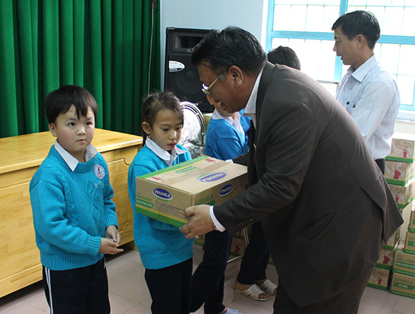 Ðoàn đại biểu Quốc hội thăm, tặng quà trẻ em khuyết tật