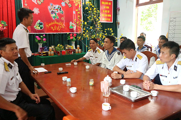 Buổi sinh hoạt với các chiến sỹ mới ở Cụm chiến đấu số 3, đảo Trường Sa. Ảnh: D.Thương