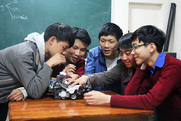 Ðể robot không còn nằm trên… giấy