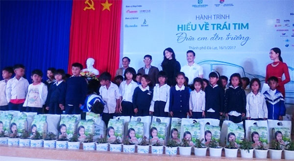 Hành trình "Hiểu về trái tim" trao quà Tết cho 300 trẻ em nghèo tại xã Tà Nung