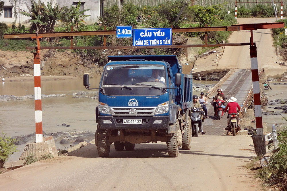 Xe quá tải ngang nhiên qua cầu yếu